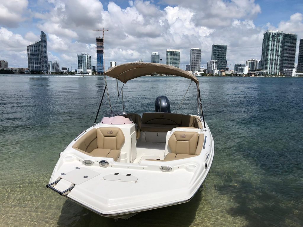 Rent self-rental boats on Biscayne Bay in Miami